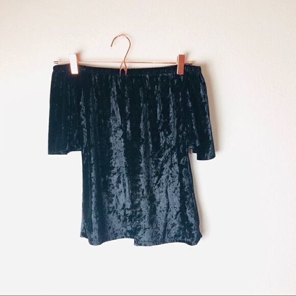 NWOT Francesca’s Collections Black Velvet Off Shoulder Top Small - Picture 3 of 7